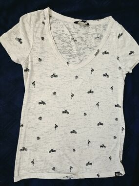 Rock & Republic White Tee with Subtle Gray Print
